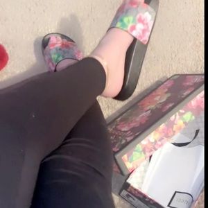 Official Gucci blooms slides